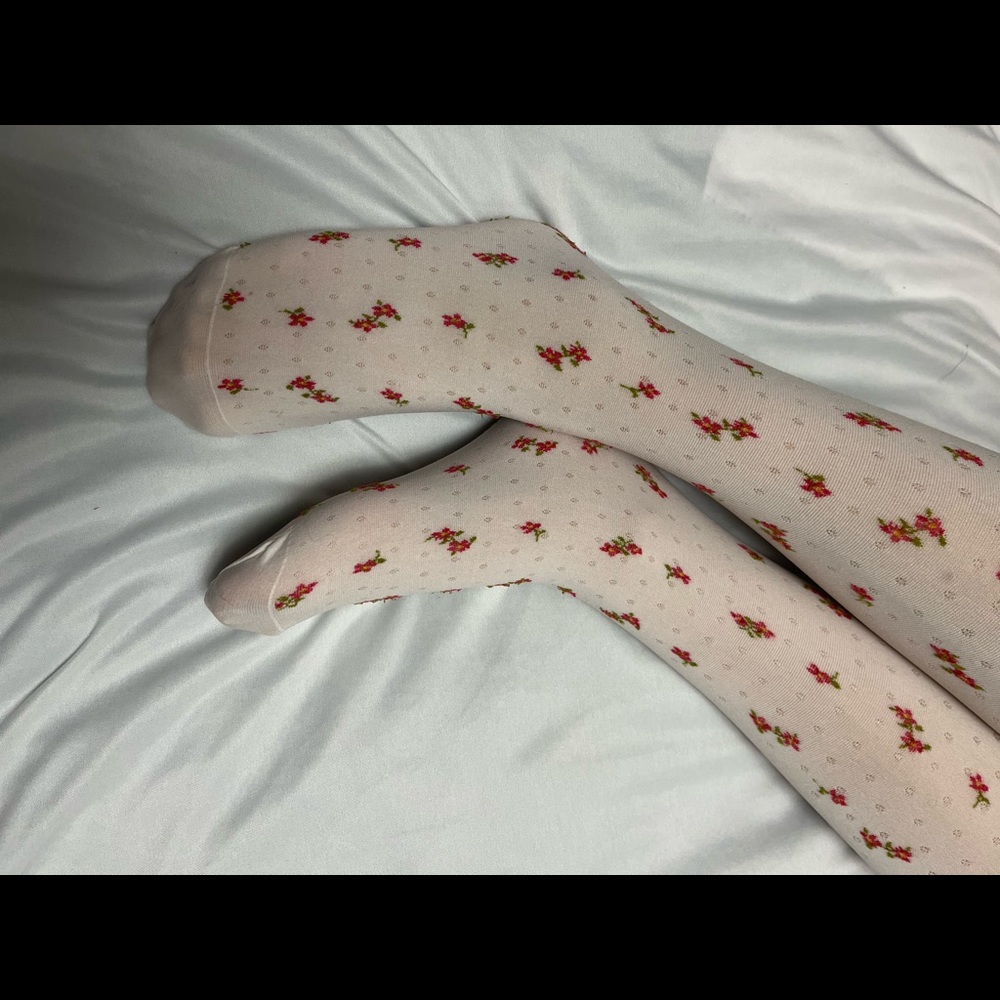 Detailed flower stitched pantyhose tights. Very cute and in great shape.